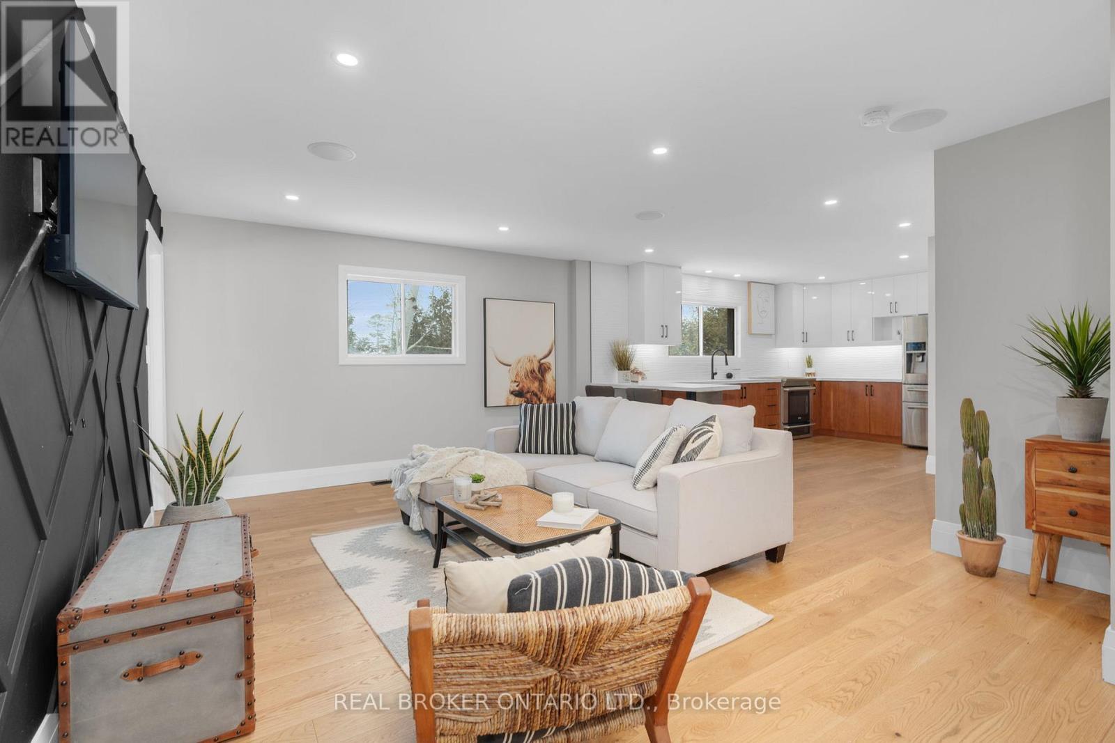 943 Barry Avenue, Innisfil, ON - Indoor Photo Showing Living Room