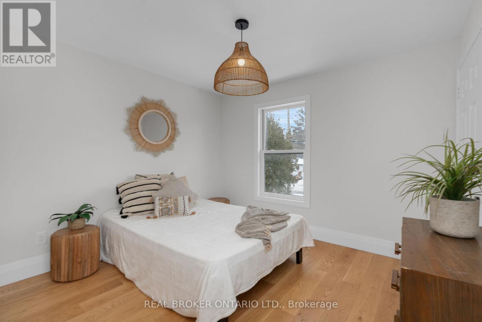943 Barry Avenue, Innisfil, ON - Indoor Photo Showing Bedroom
