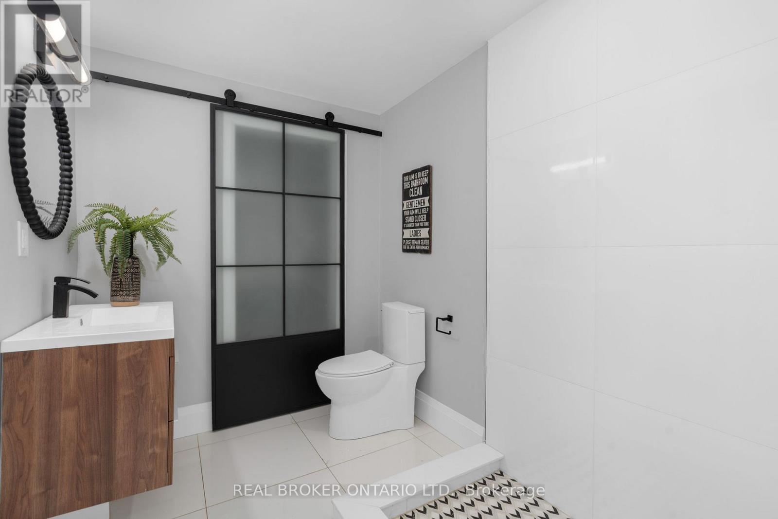 943 Barry Avenue, Innisfil, ON - Indoor Photo Showing Bathroom