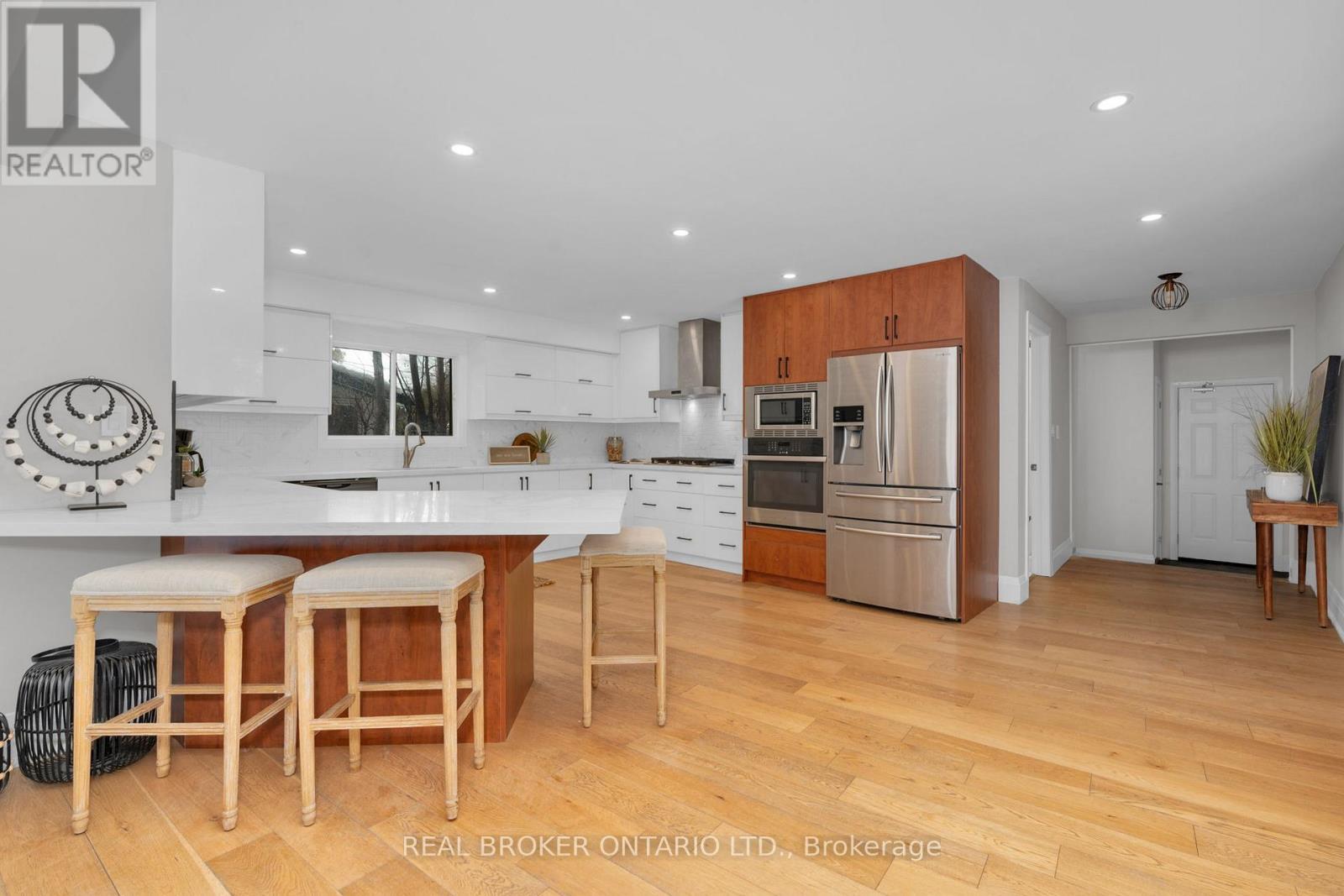 943 Barry Avenue, Innisfil, ON - Indoor Photo Showing Kitchen
