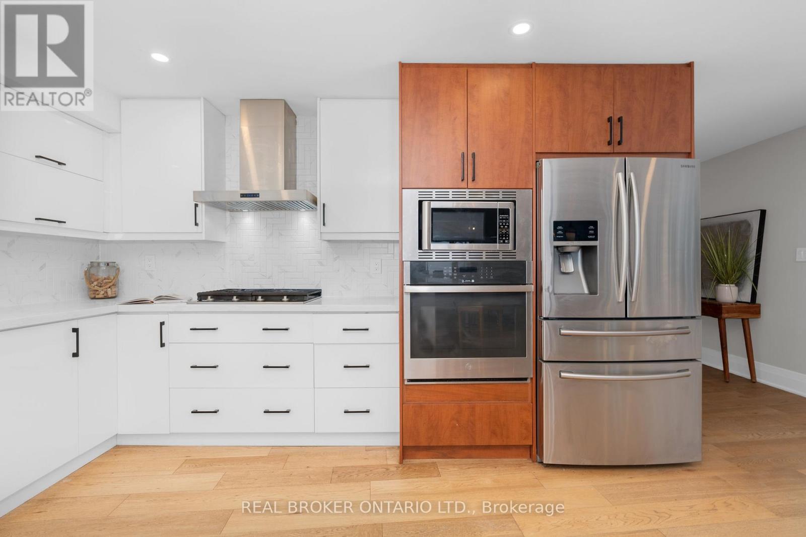 943 Barry Avenue, Innisfil, ON - Indoor Photo Showing Kitchen
