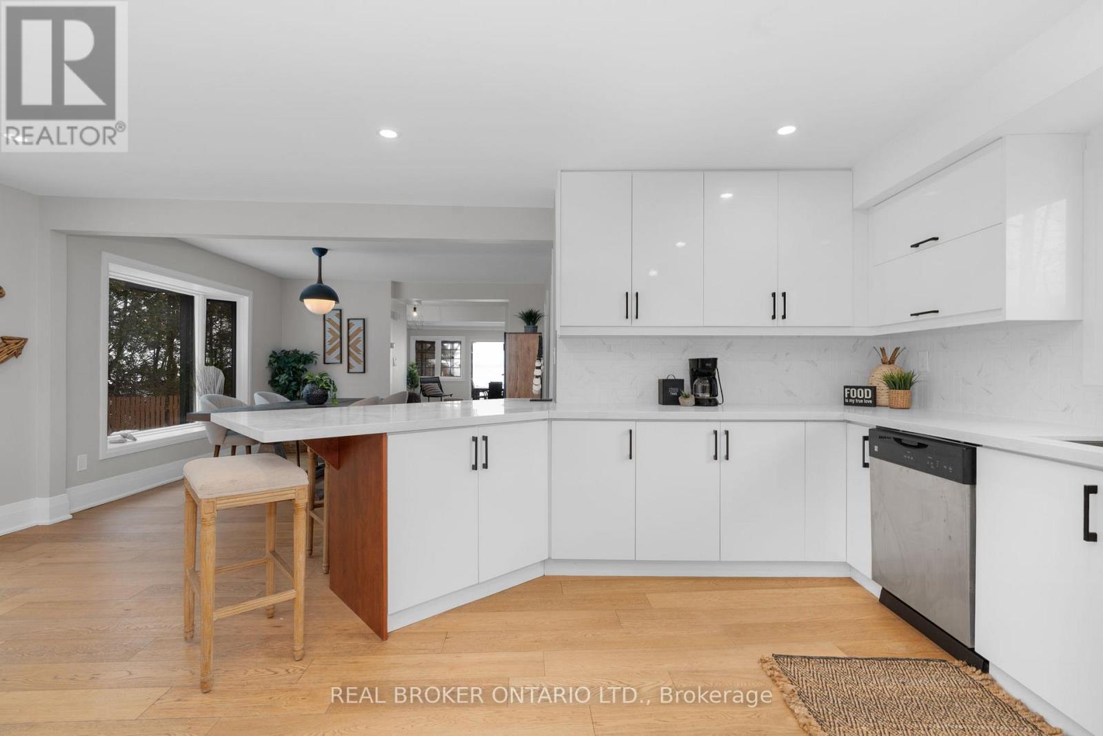 943 Barry Avenue, Innisfil, ON - Indoor Photo Showing Kitchen