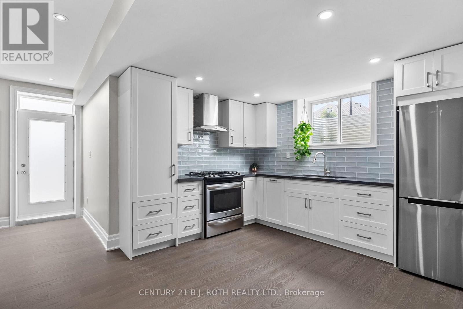 3 Cameron Street, Springwater, ON - Indoor Photo Showing Kitchen With Upgraded Kitchen