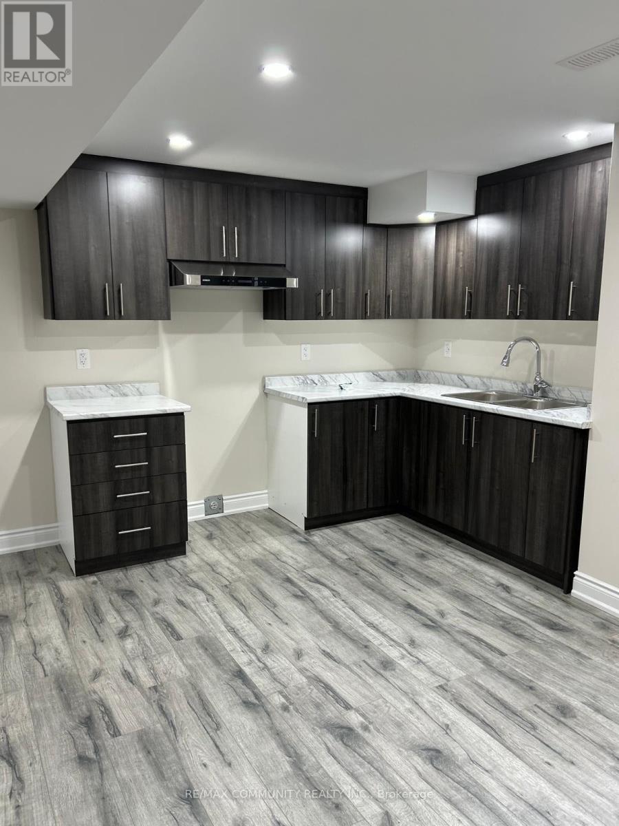 65 Summitgreen Crescent, Brampton, ON - Indoor Photo Showing Kitchen