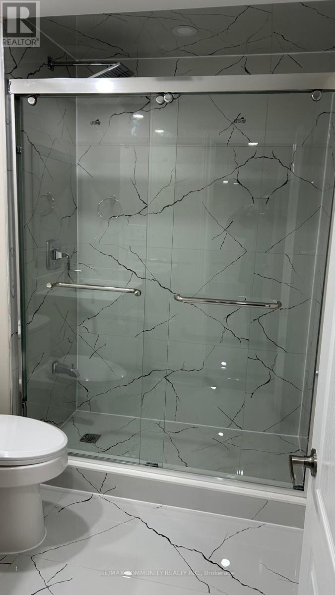 65 Summitgreen Crescent, Brampton, ON - Indoor Photo Showing Bathroom