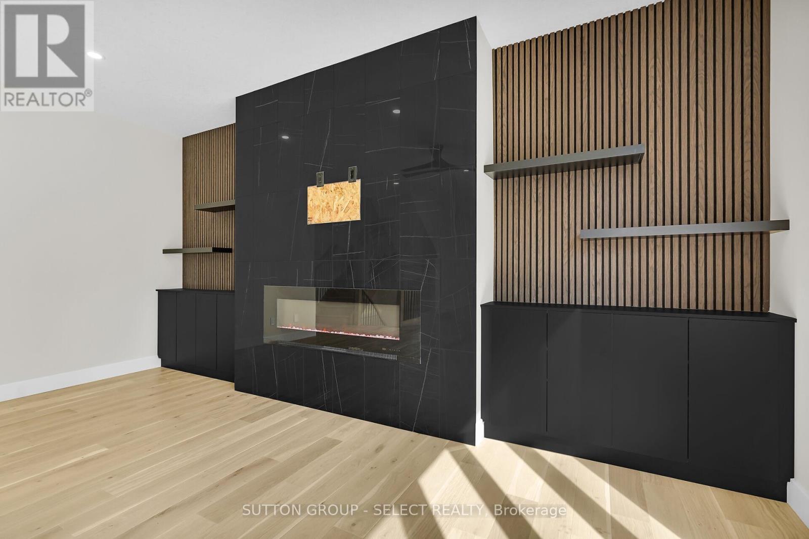 50 Royal Crescent, Southwold, ON - Indoor With Fireplace