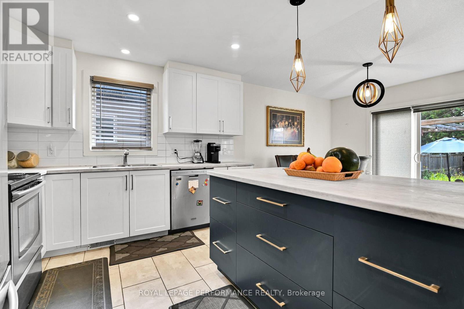 609 Robert Street, Clarence-Rockland, ON - Indoor Photo Showing Kitchen With Upgraded Kitchen