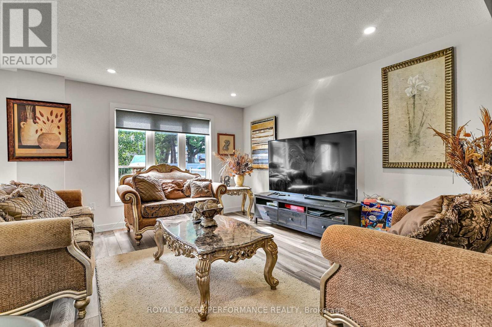 609 Robert Street, Clarence-Rockland, ON - Indoor Photo Showing Living Room
