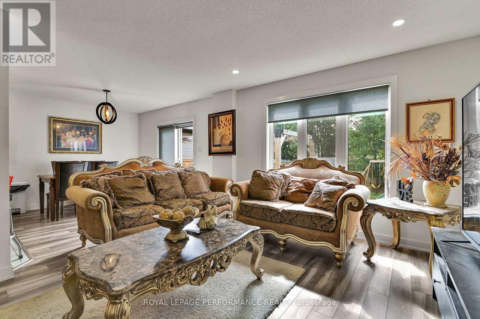 609 Robert Street, Clarence-Rockland, ON - Indoor Photo Showing Living Room