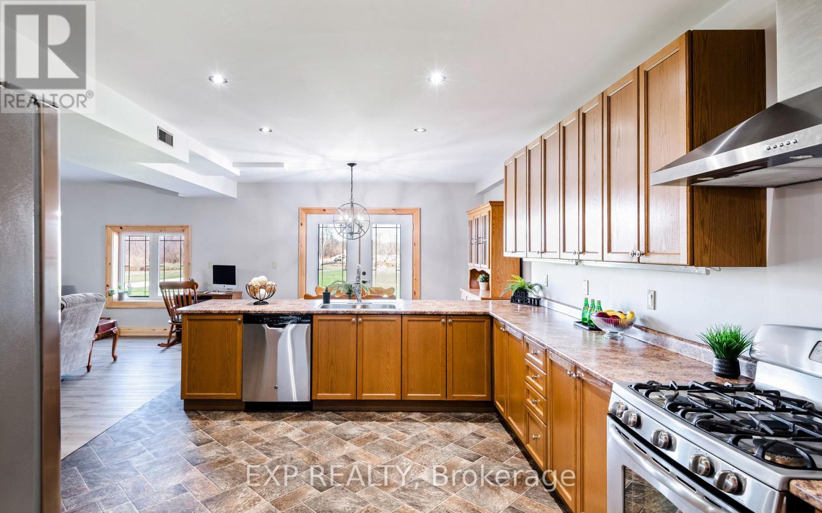 295089 8Th Line, Amaranth, ON - Indoor Photo Showing Kitchen With Upgraded Kitchen