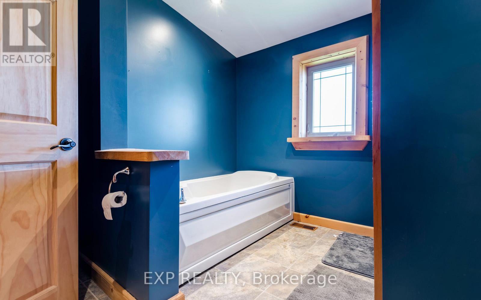 295089 8Th Line, Amaranth, ON - Indoor Photo Showing Bathroom
