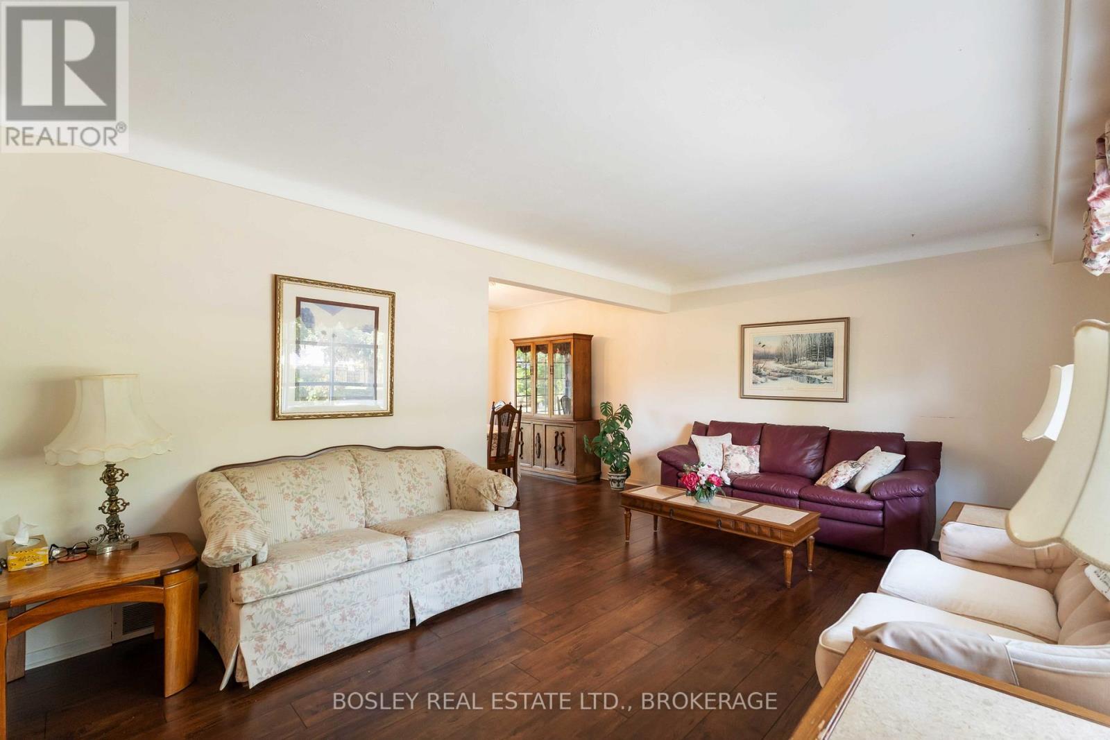 27 Meadowlark Crescent, St. Catharines (Lakeshore), ON - Indoor Photo Showing Living Room