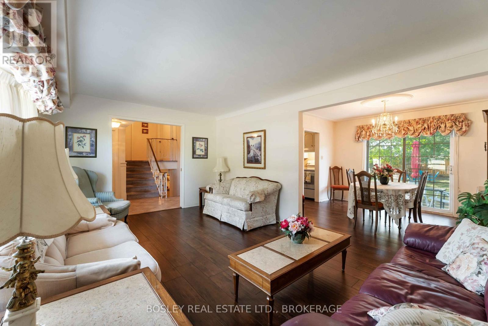 27 Meadowlark Crescent, St. Catharines (Lakeshore), ON - Indoor Photo Showing Living Room