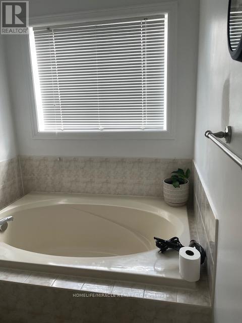 3480 Fountain Park Avenue, Mississauga, ON - Indoor Photo Showing Bathroom