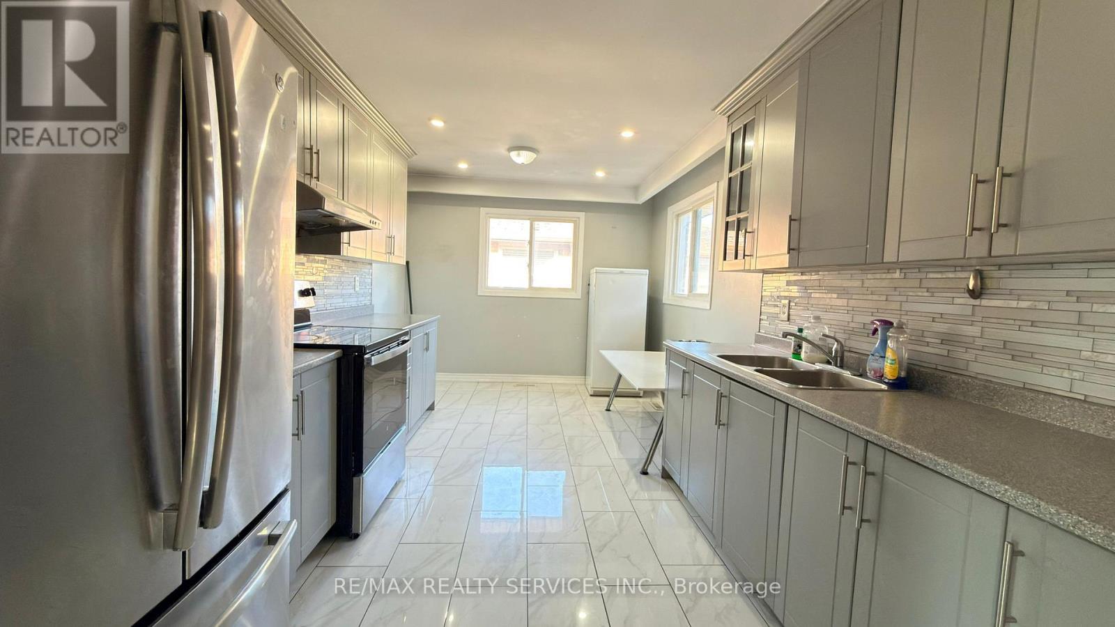 7684 Netherwood Road, Mississauga, ON - Indoor Photo Showing Kitchen With Double Sink With Upgraded Kitchen