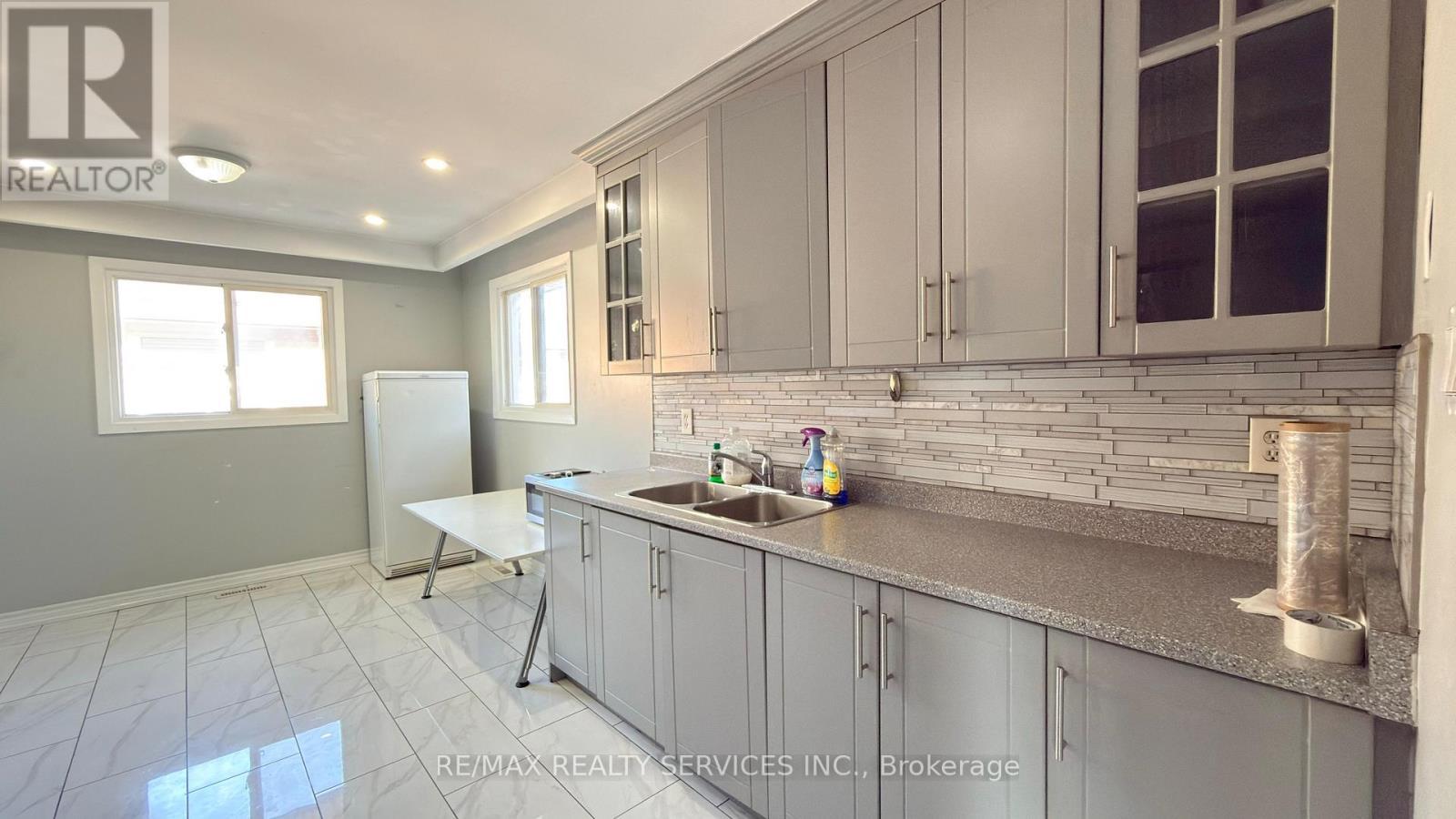 7684 Netherwood Road, Mississauga, ON - Indoor Photo Showing Kitchen With Double Sink With Upgraded Kitchen