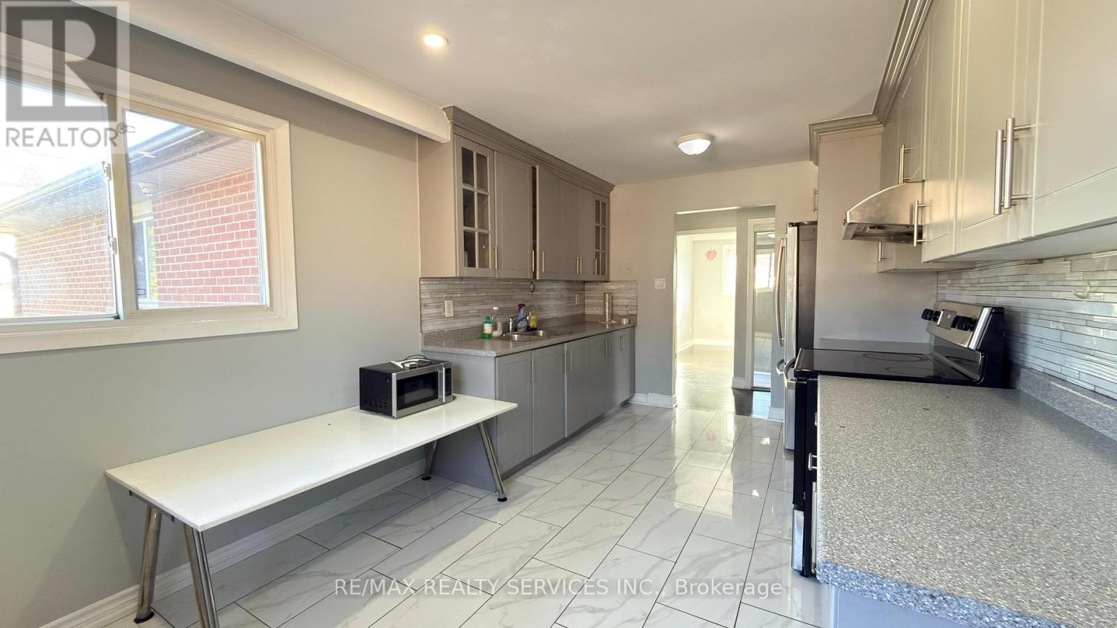 7684 Netherwood Road, Mississauga, ON - Indoor Photo Showing Kitchen