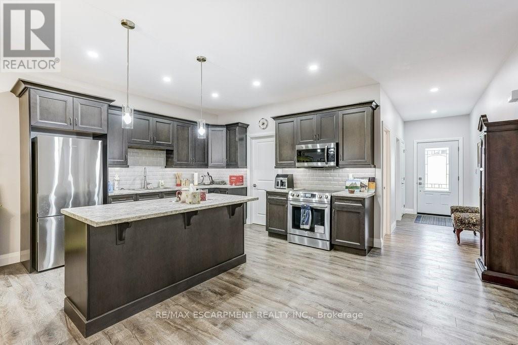 273 Queen Street W, North Perth, ON - Indoor Photo Showing Kitchen With Upgraded Kitchen