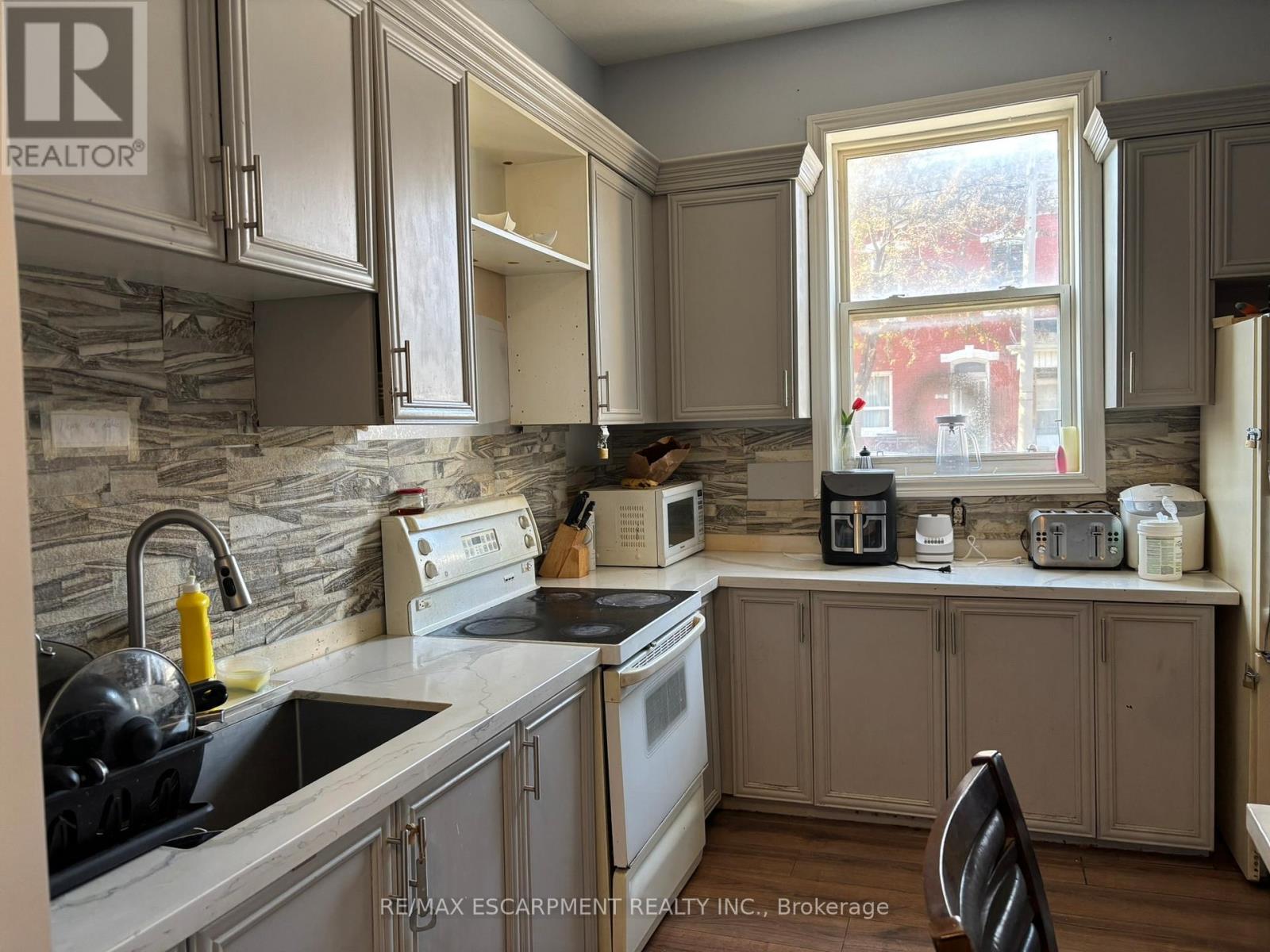 124 Cathcart Street, Hamilton, ON - Indoor Photo Showing Kitchen