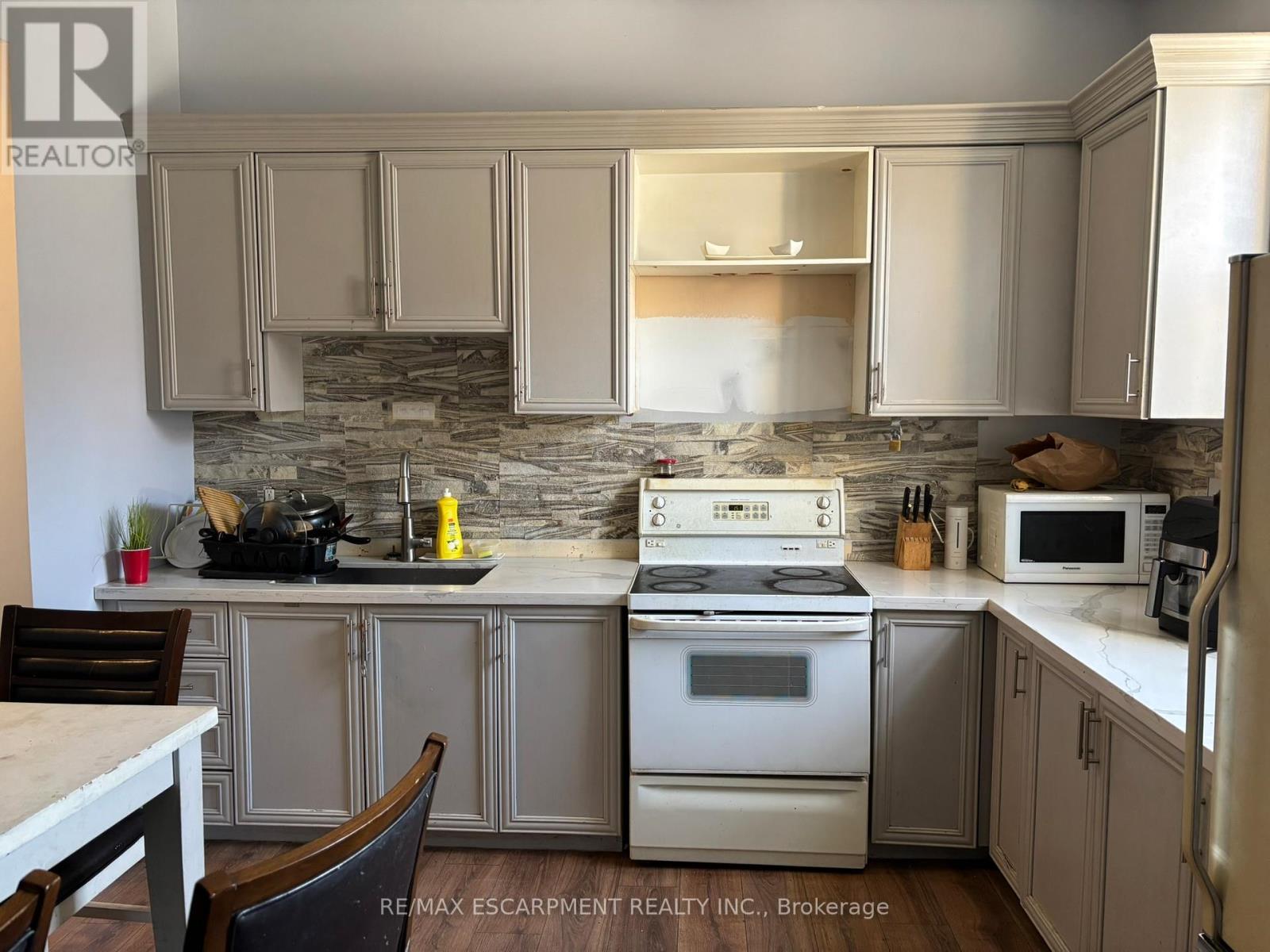124 Cathcart Street, Hamilton, ON - Indoor Photo Showing Kitchen