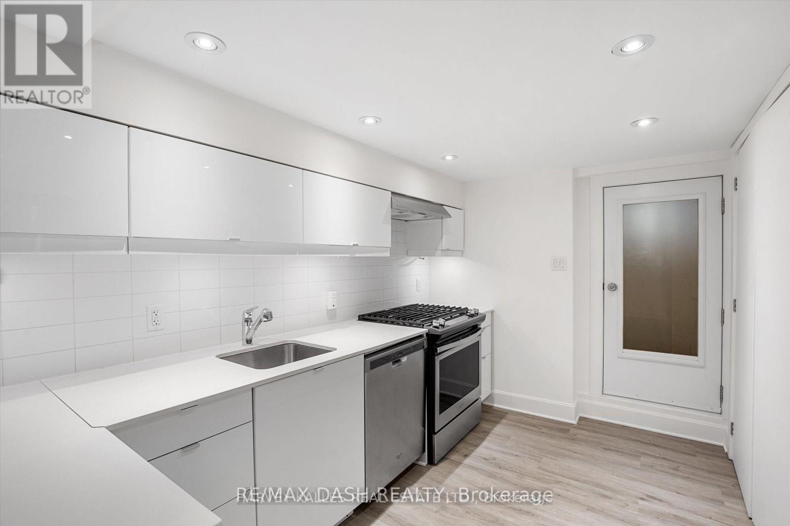 1 - 263 Boston Avenue, Toronto, ON - Indoor Photo Showing Kitchen With Upgraded Kitchen