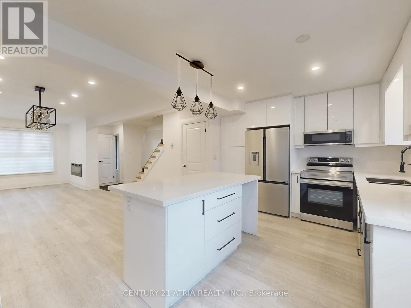 9 - 189 Springhead Gardens, Richmond Hill, ON - Indoor Photo Showing Kitchen With Upgraded Kitchen