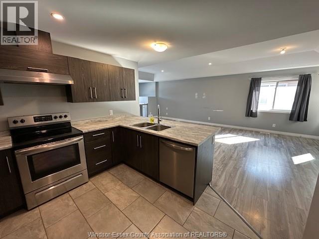 3161 Viola Crescent, Windsor, ON - Indoor Photo Showing Kitchen With Double Sink With Upgraded Kitchen