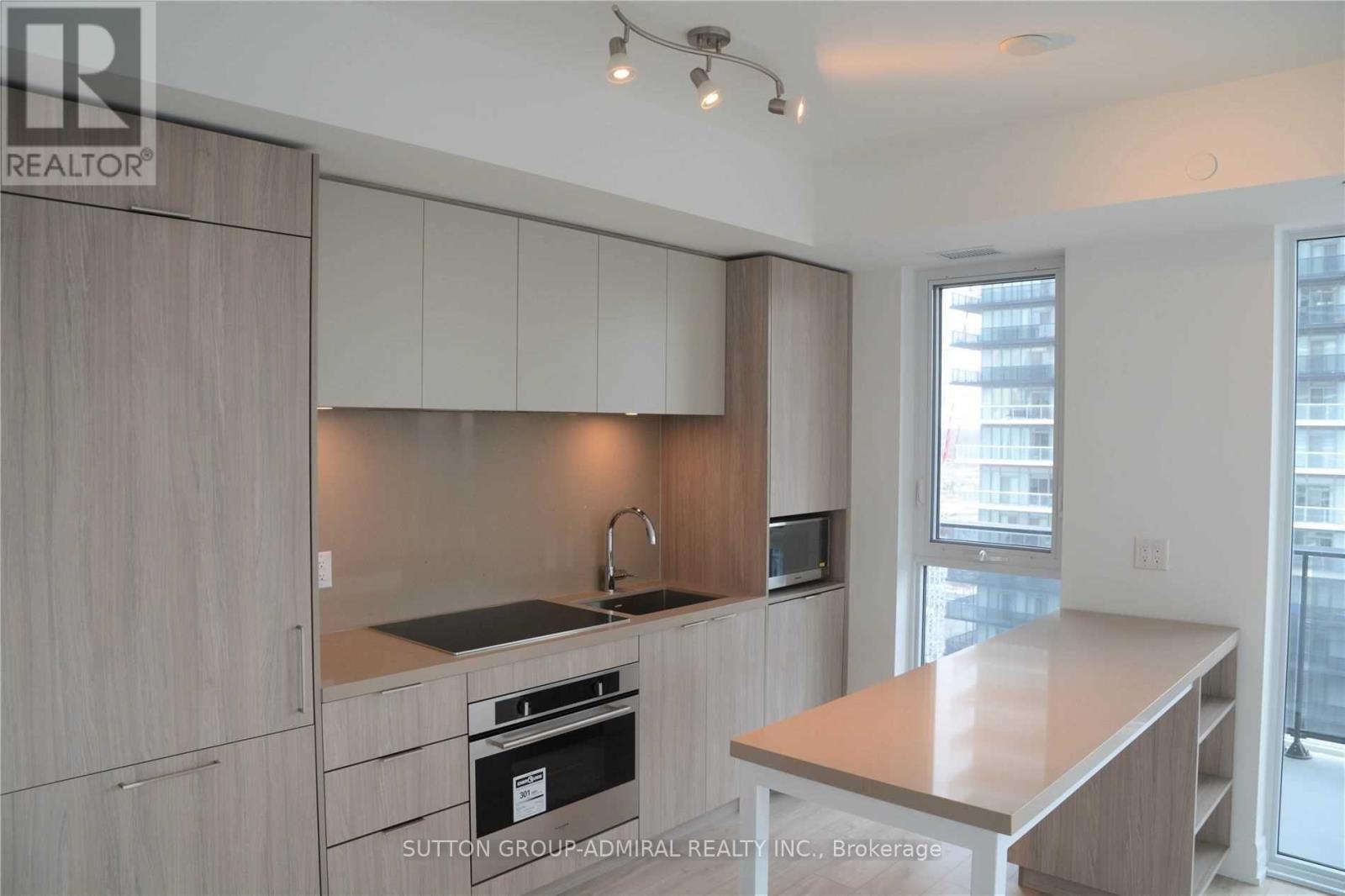 1704 - 70 Annie Craig Drive, Toronto, ON - Indoor Photo Showing Kitchen With Upgraded Kitchen