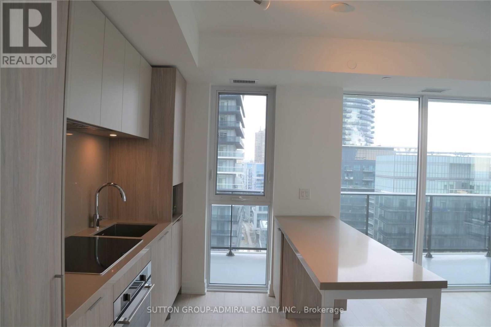 1704 - 70 Annie Craig Drive, Toronto, ON - Indoor Photo Showing Kitchen