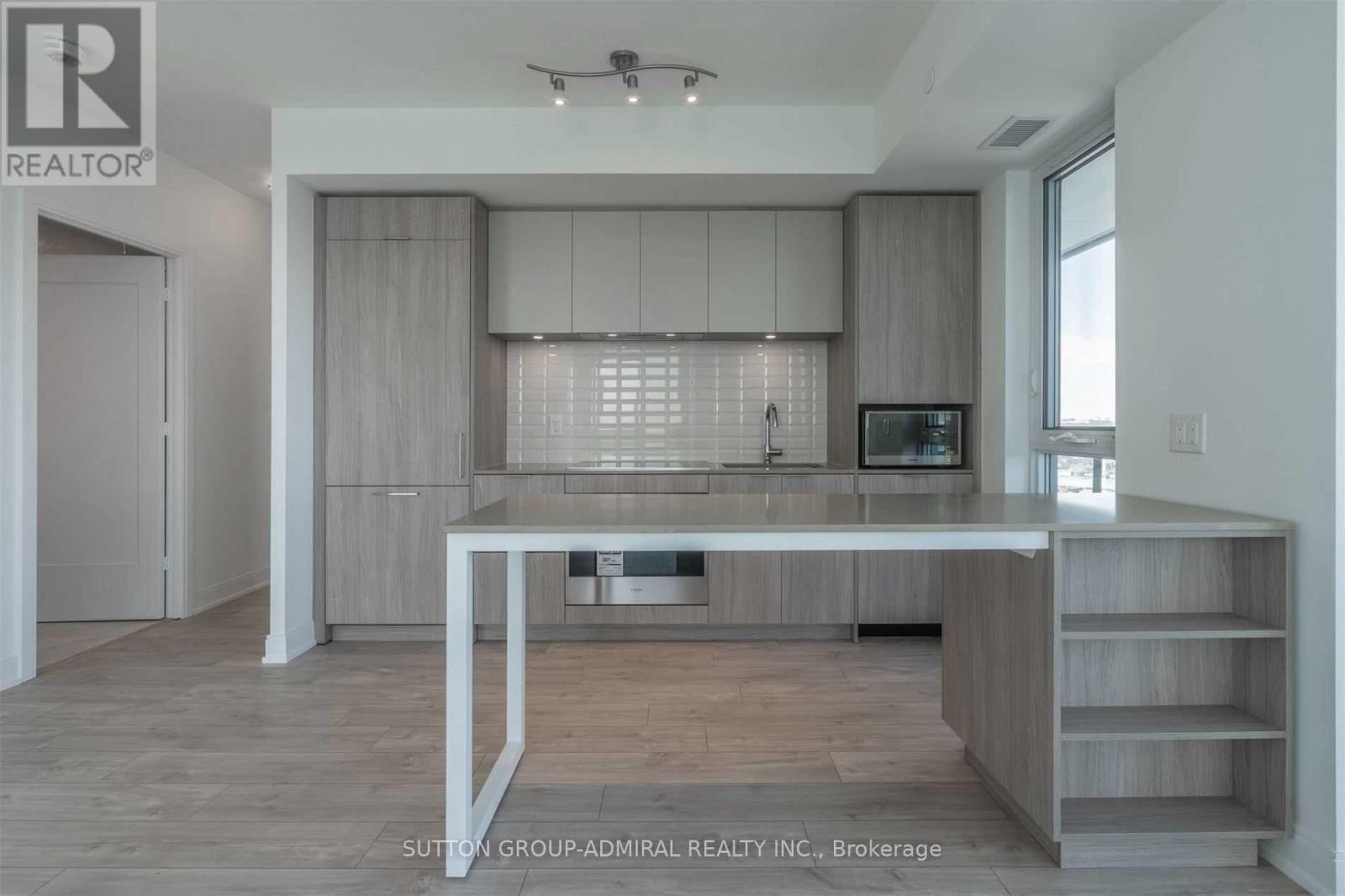 1704 - 70 Annie Craig Drive, Toronto, ON - Indoor Photo Showing Kitchen