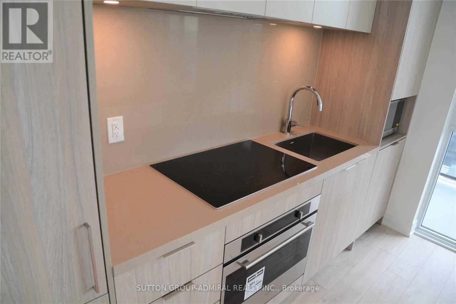 1704 - 70 Annie Craig Drive, Toronto, ON - Indoor Photo Showing Kitchen