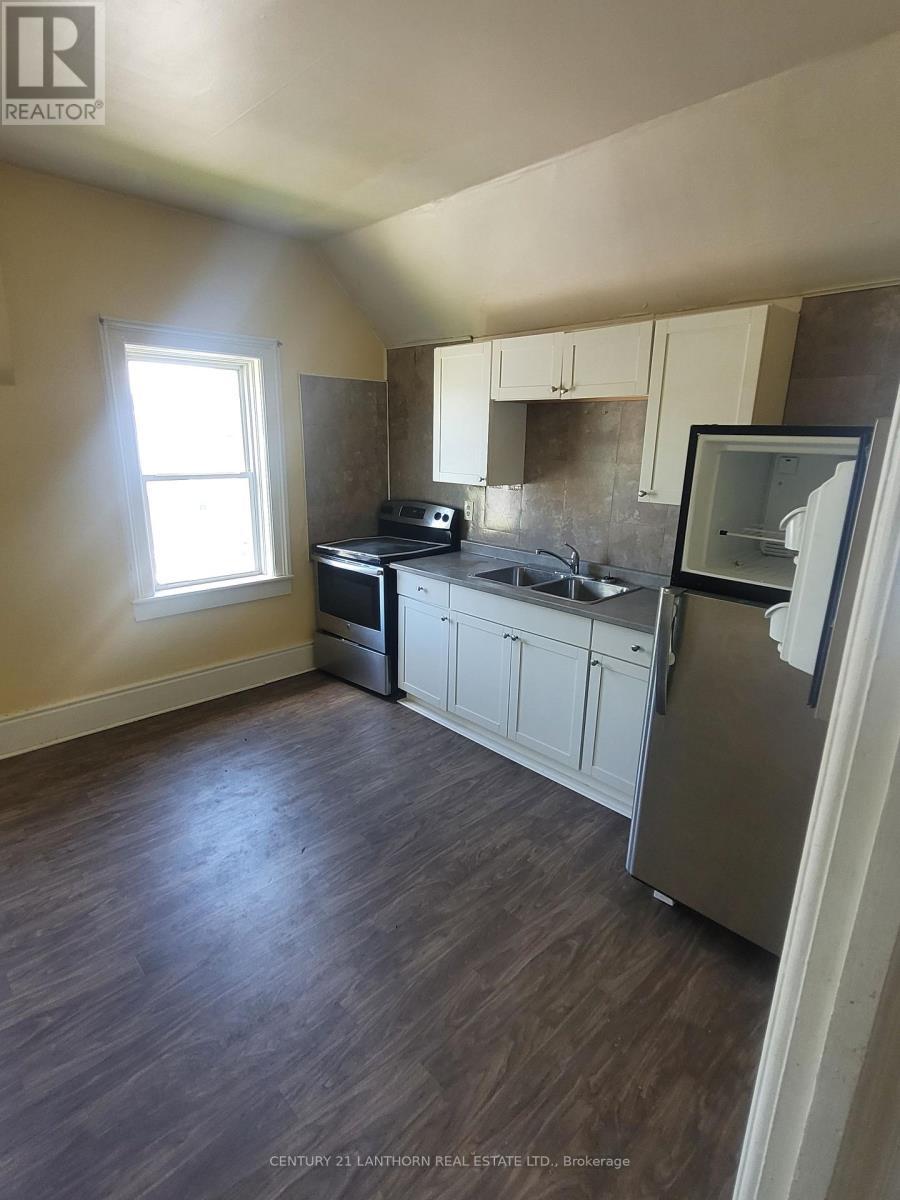 86 - 88 West Street W, Greater Napanee (Greater Napanee), ON - Indoor Photo Showing Kitchen With Double Sink