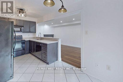 56 Long Point Drive, Richmond Hill, ON - Indoor Photo Showing Kitchen