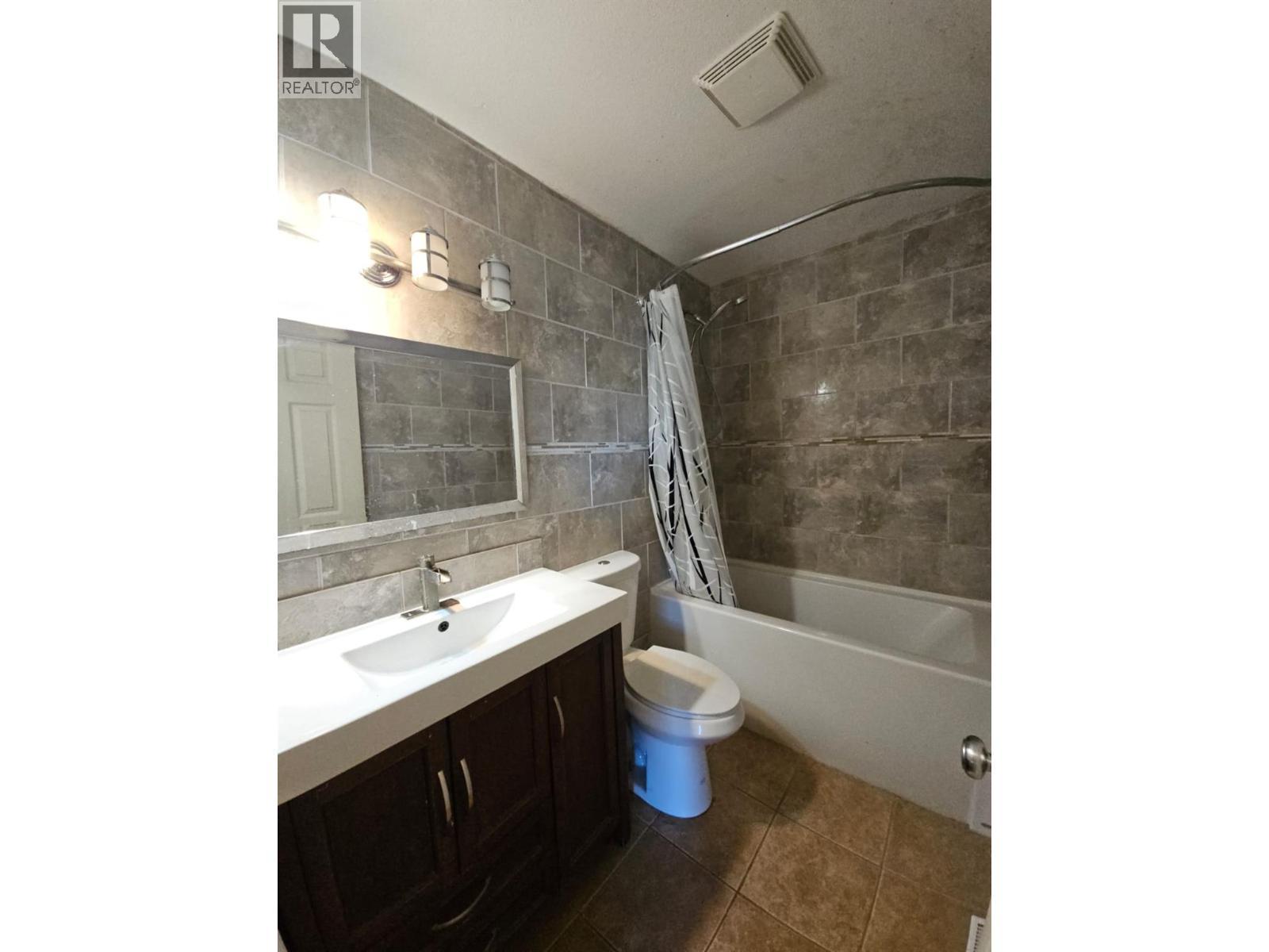 116 Birch Avenue, Tumbler Ridge, BC - Indoor Photo Showing Bathroom