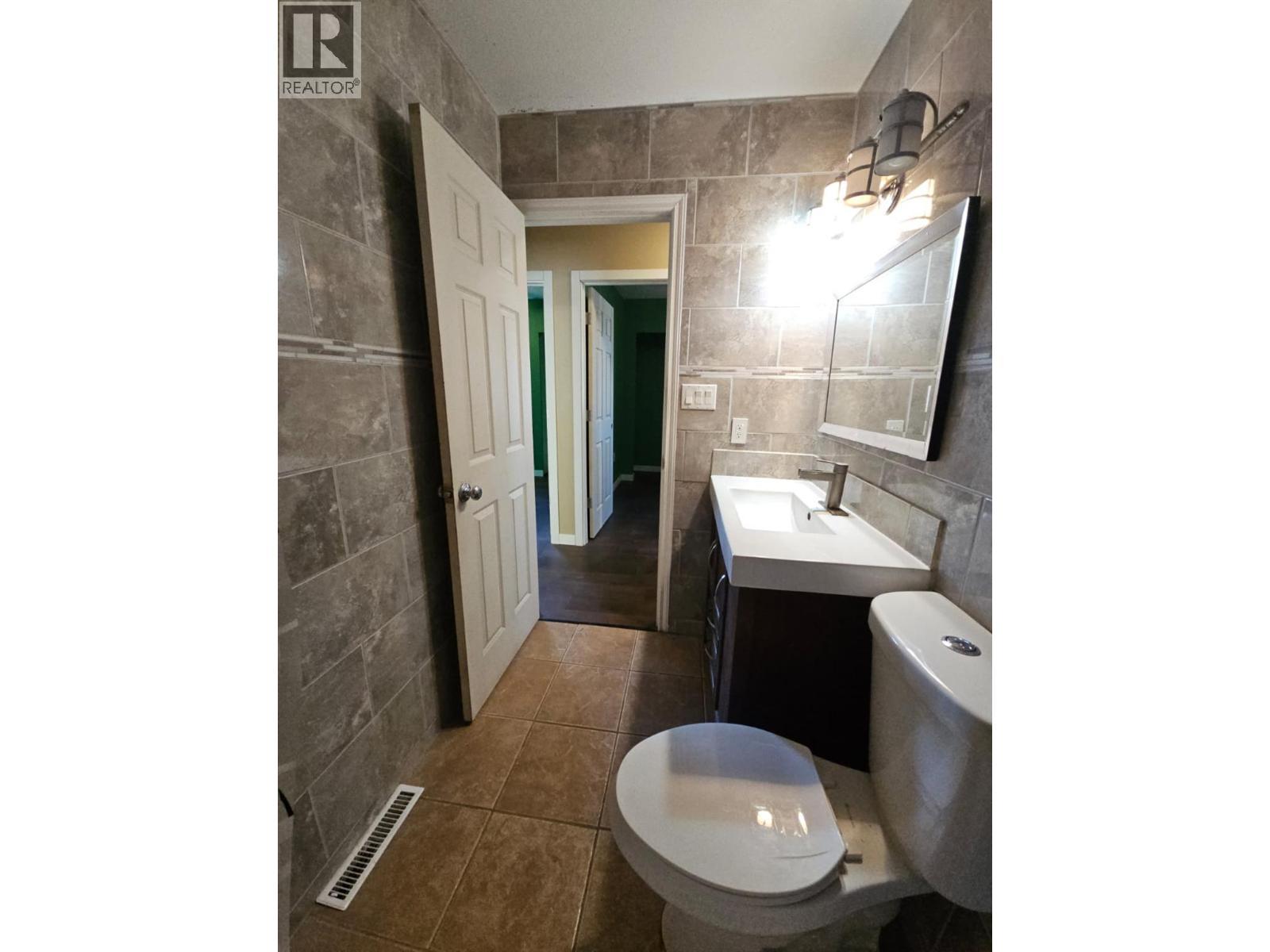 116 Birch Avenue, Tumbler Ridge, BC - Indoor Photo Showing Bathroom