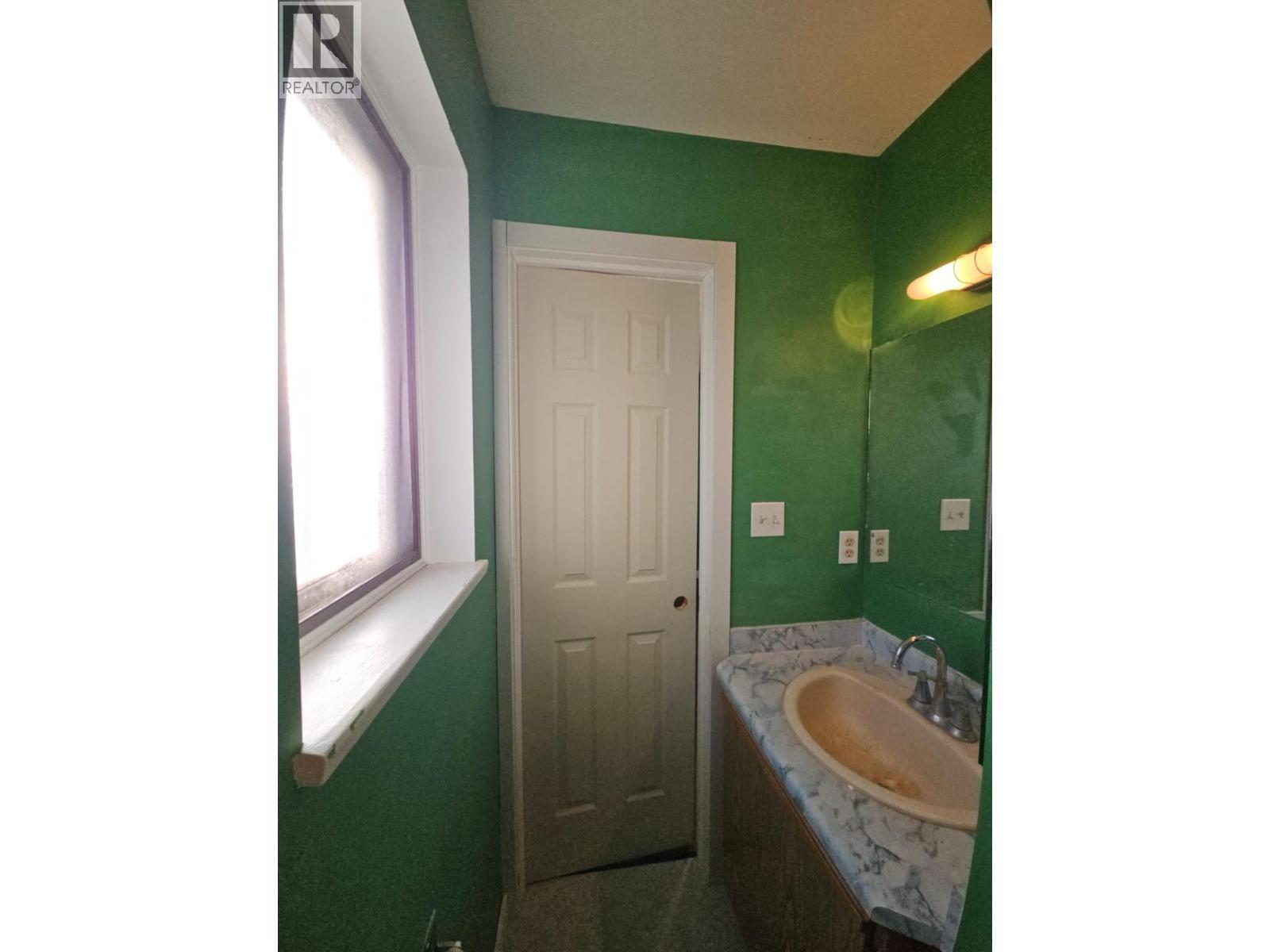 116 Birch Avenue, Tumbler Ridge, BC - Indoor Photo Showing Bathroom