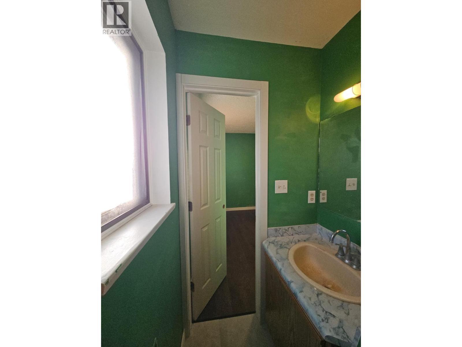 116 Birch Avenue, Tumbler Ridge, BC - Indoor Photo Showing Bathroom