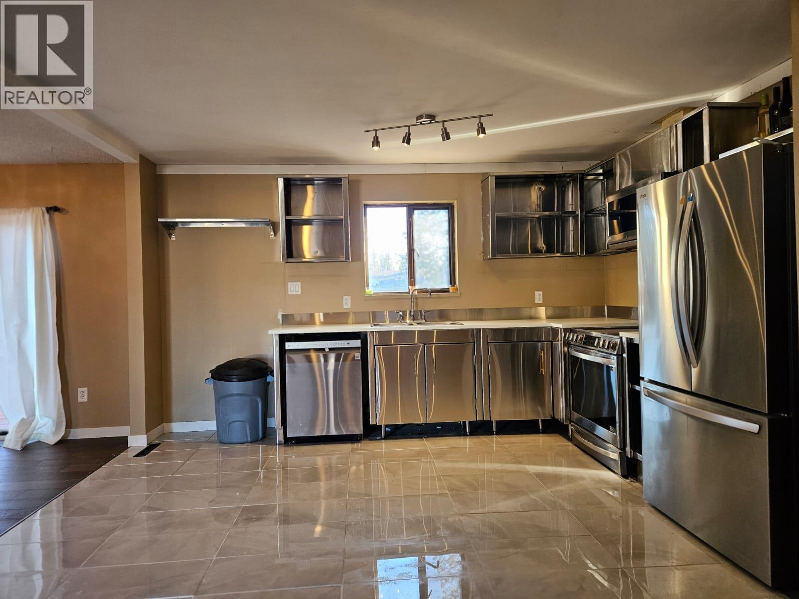 116 Birch Avenue, Tumbler Ridge, BC - Indoor Photo Showing Kitchen With Stainless Steel Kitchen With Double Sink