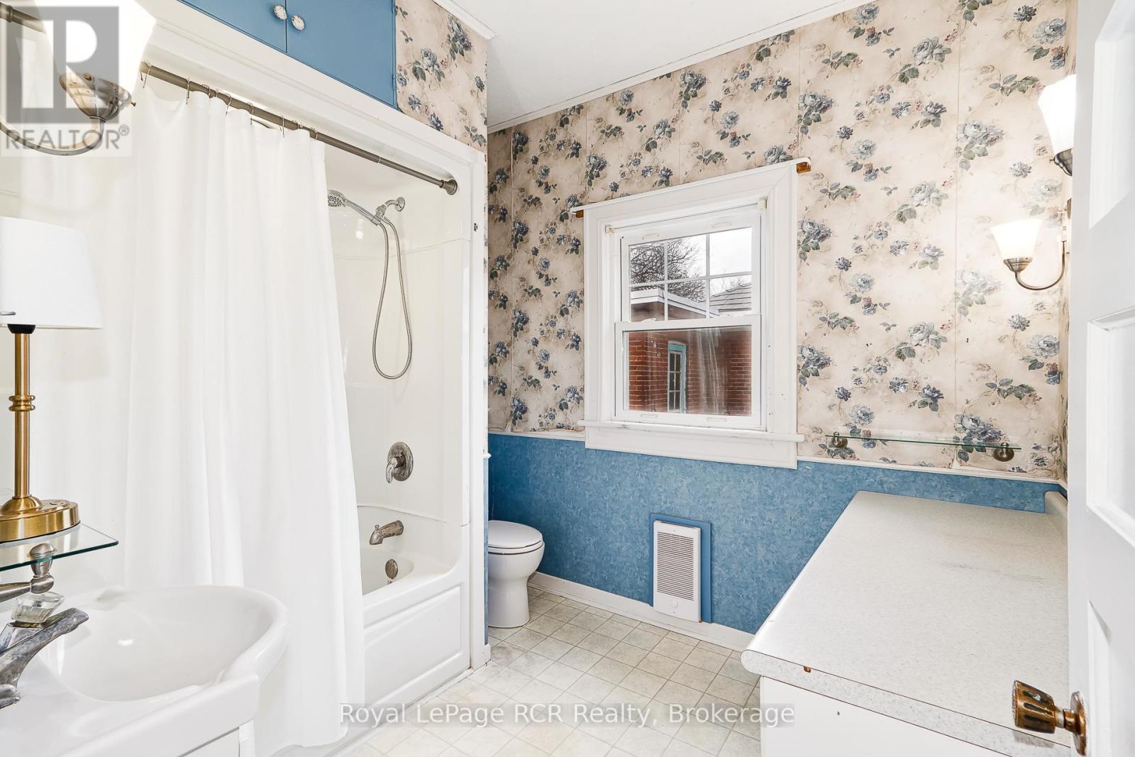 Second floor 4 piece bath - 143 Trowbridge Street W, Meaford, ON - Indoor Photo Showing Bathroom