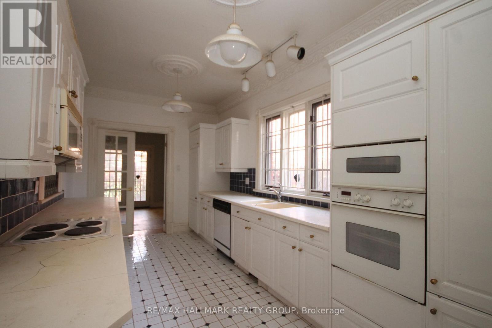 301 Waverley Street, Ottawa, ON - Indoor Photo Showing Kitchen