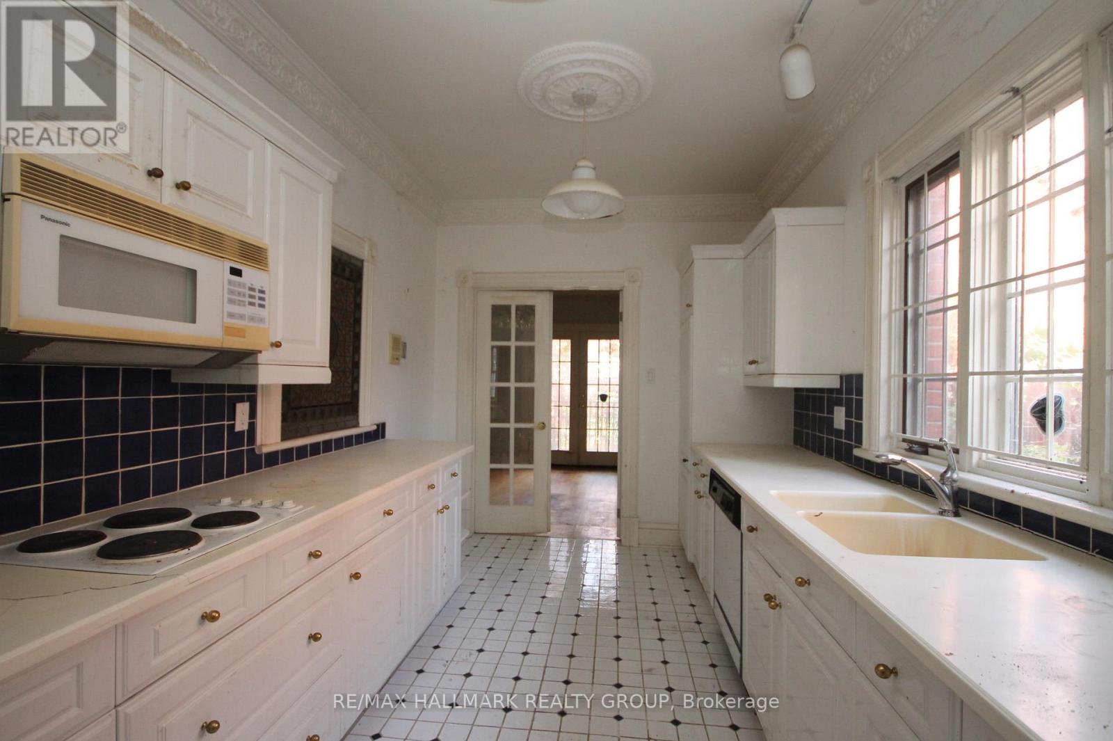 301 Waverley Street, Ottawa, ON - Indoor Photo Showing Kitchen