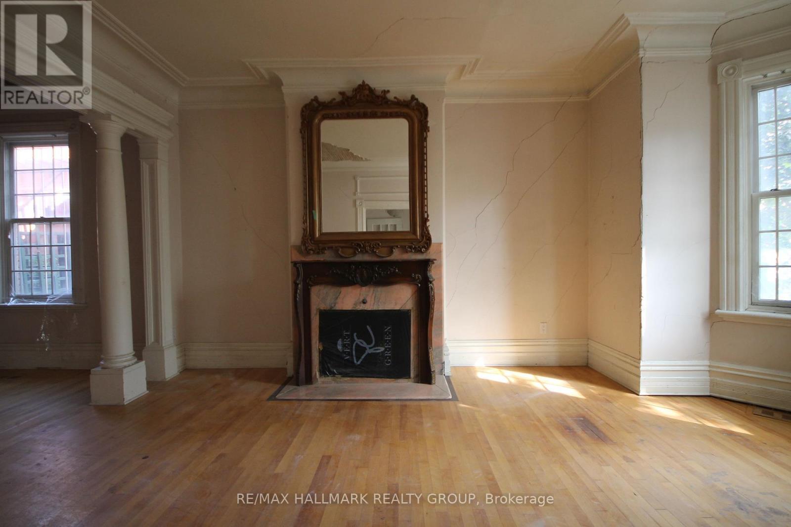 301 Waverley Street, Ottawa, ON - Indoor Photo Showing Living Room With Fireplace