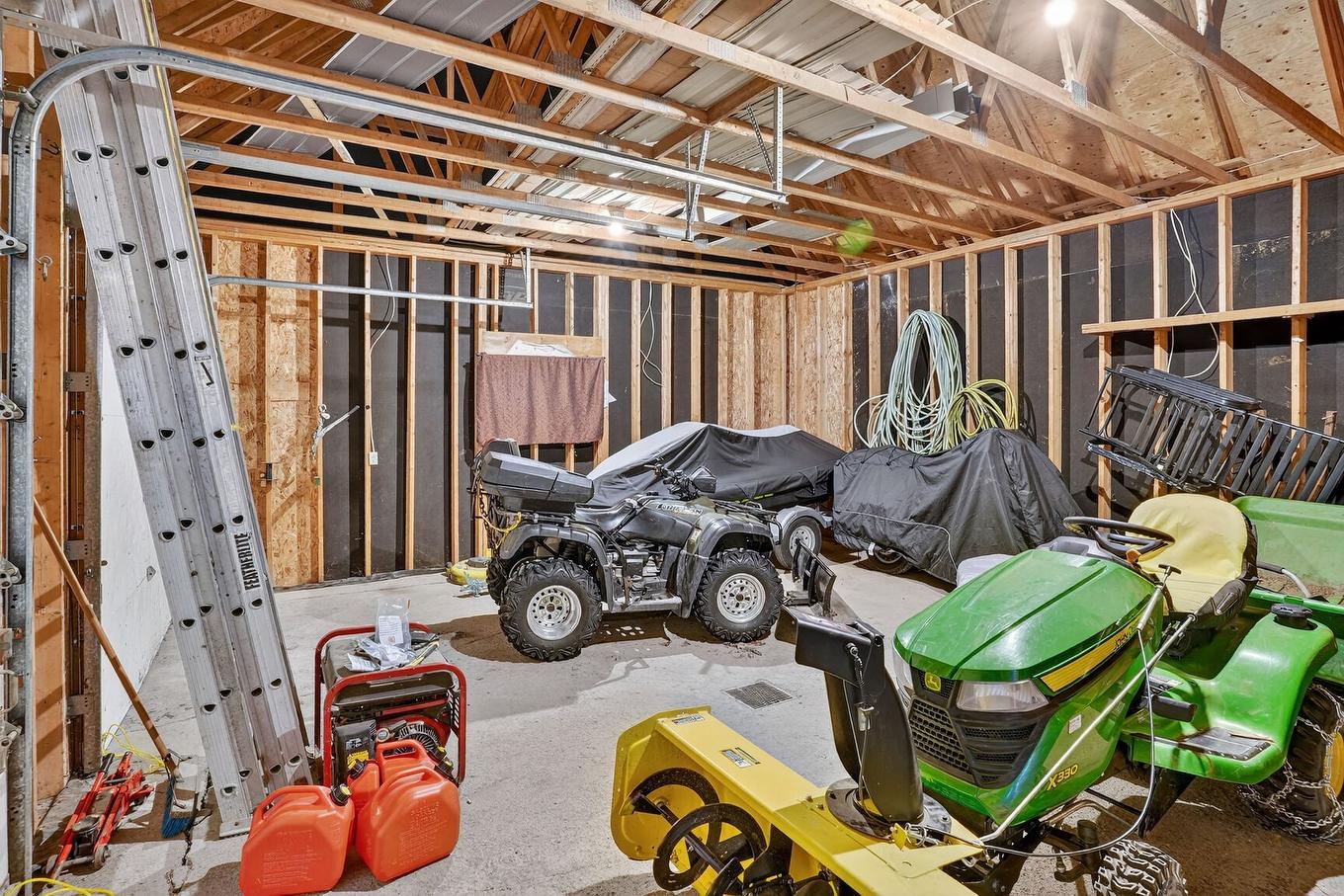 Garage - 22 Ch. Constantineau, Grenville-Sur-La-Rouge, QC - Indoor Photo Showing Other Room