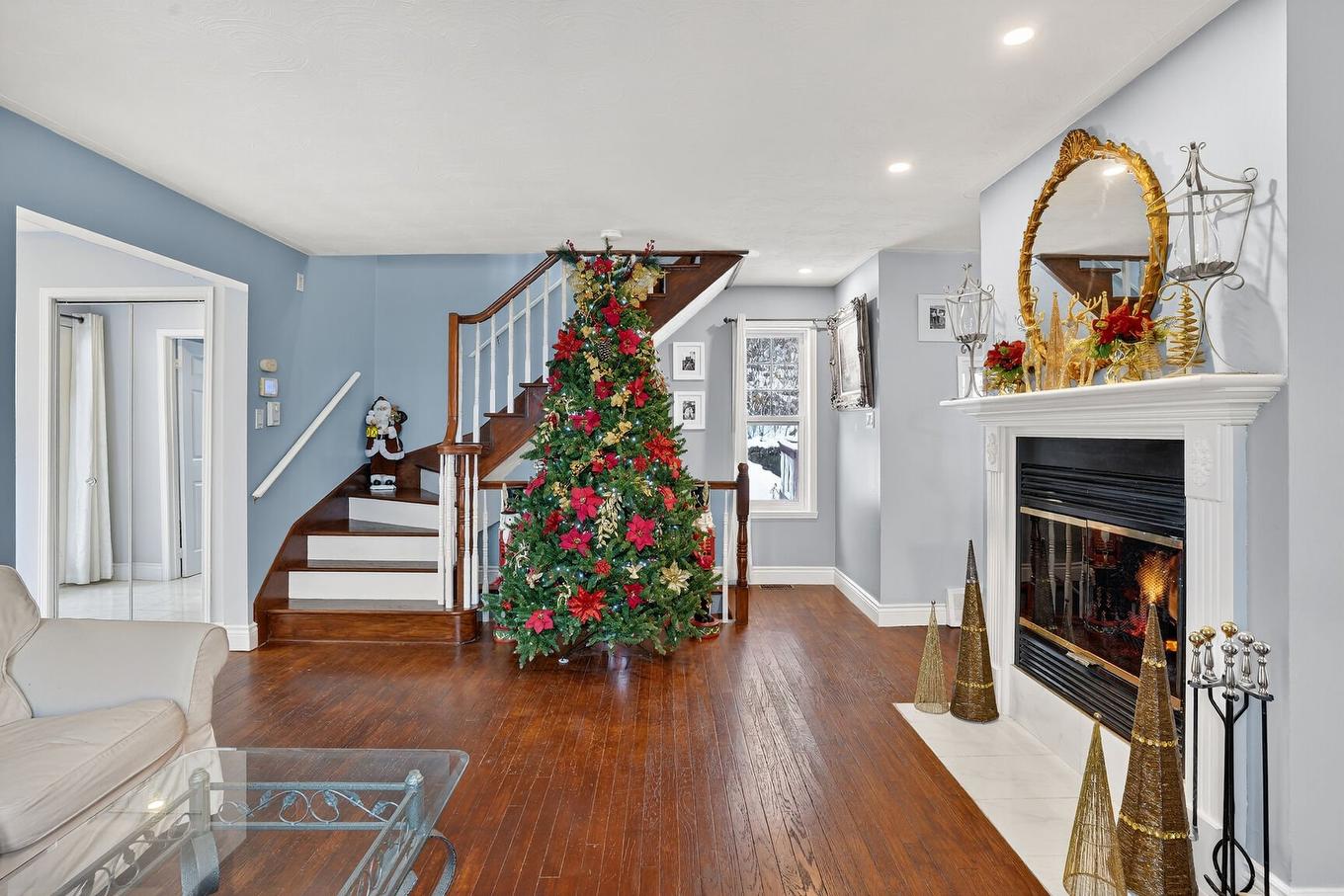 Salon - 22 Ch. Constantineau, Grenville-Sur-La-Rouge, QC - Indoor Photo Showing Other Room With Fireplace