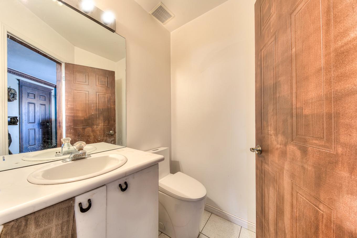 Powder room - 18246 Rue De La Promenade, Mirabel, QC - Indoor Photo Showing Bathroom