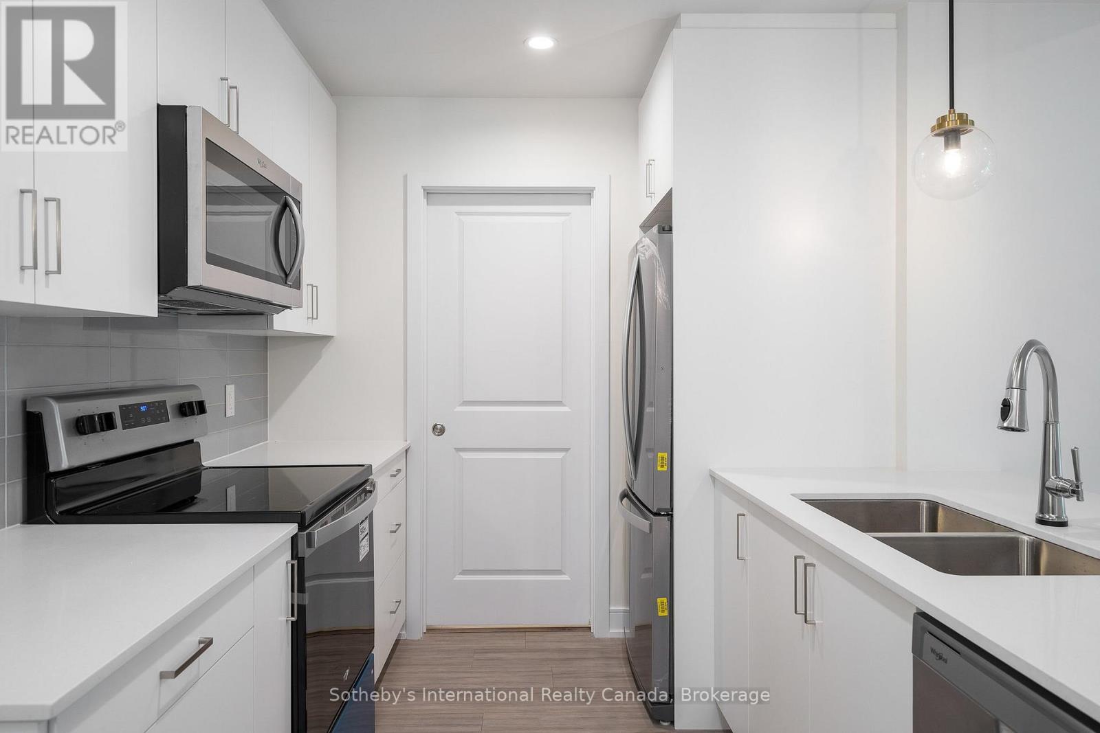 322 - 121 Mary Street, Clearview (Creemore), ON - Indoor Photo Showing Kitchen With Double Sink