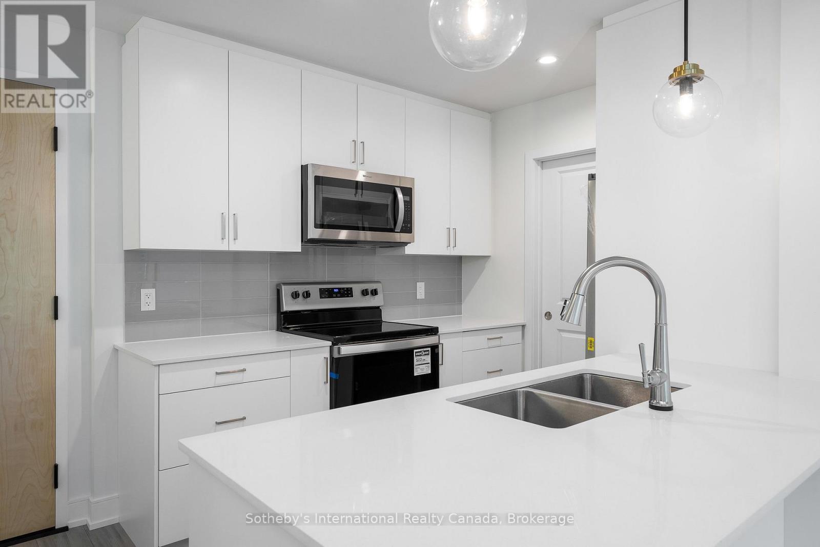 322 - 121 Mary Street, Clearview (Creemore), ON - Indoor Photo Showing Kitchen With Stainless Steel Kitchen With Double Sink With Upgraded Kitchen
