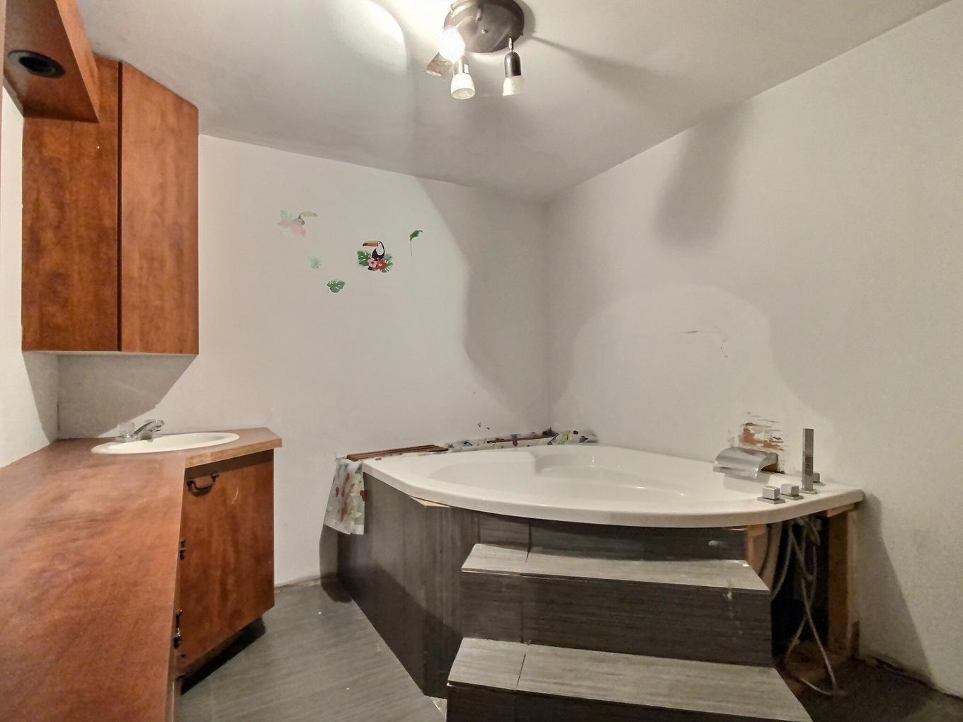 Bathroom - 2942 Rue De La Rivière-Nelson, Québec (La Haute-Saint-Charles), QC - Indoor