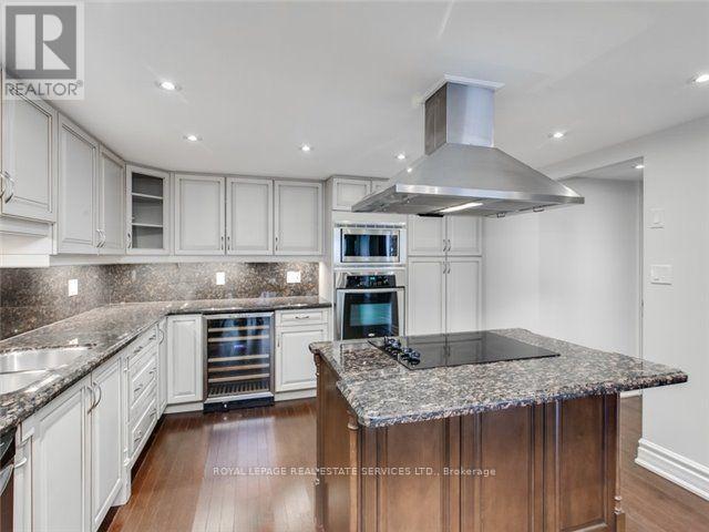 Ph1605 - 71 Charles Street E, Toronto, ON - Indoor Photo Showing Kitchen With Upgraded Kitchen