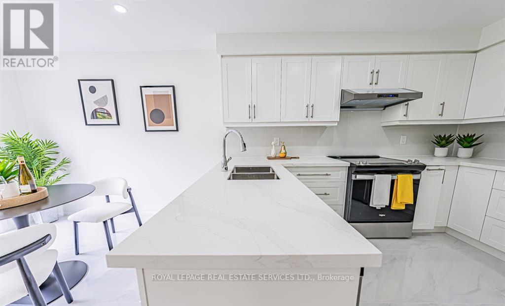4797 Rosebush Road, Mississauga, ON - Indoor Photo Showing Kitchen With Double Sink